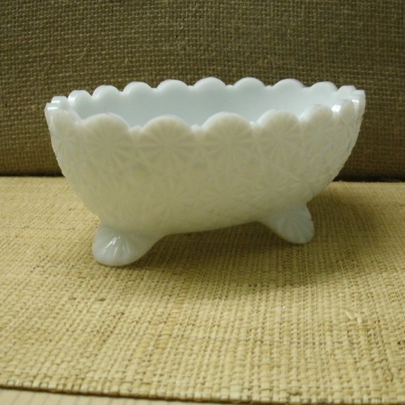 Vintage Fenton Milk Glass Daisy & Button Footed Dish - Picture 5 of 16